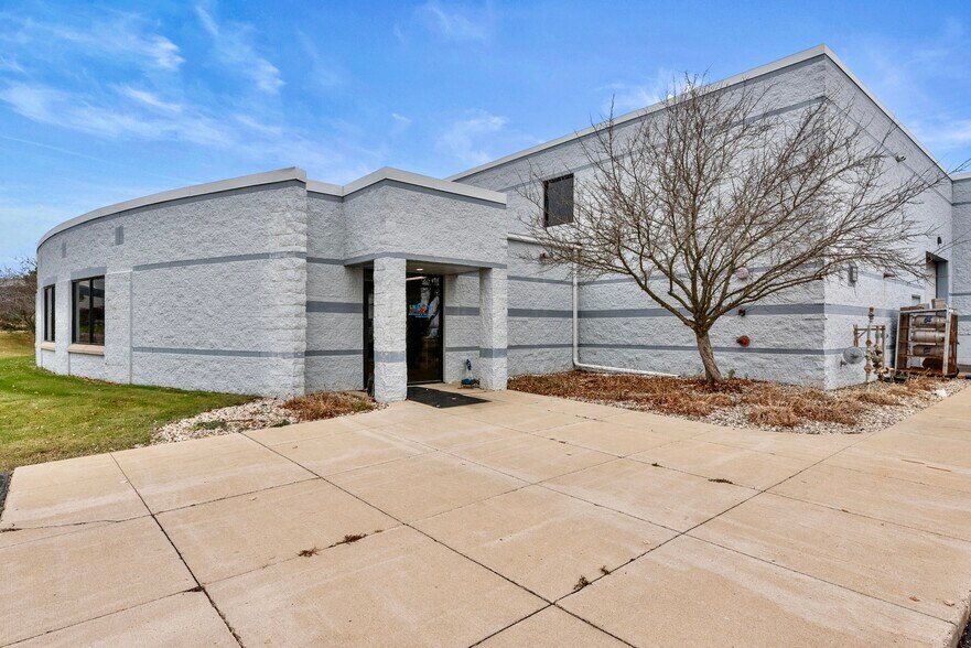 W223N609 Saratoga Dr, Waukesha, WI à vendre - Photo de l’immeuble – Image 1 sur 12