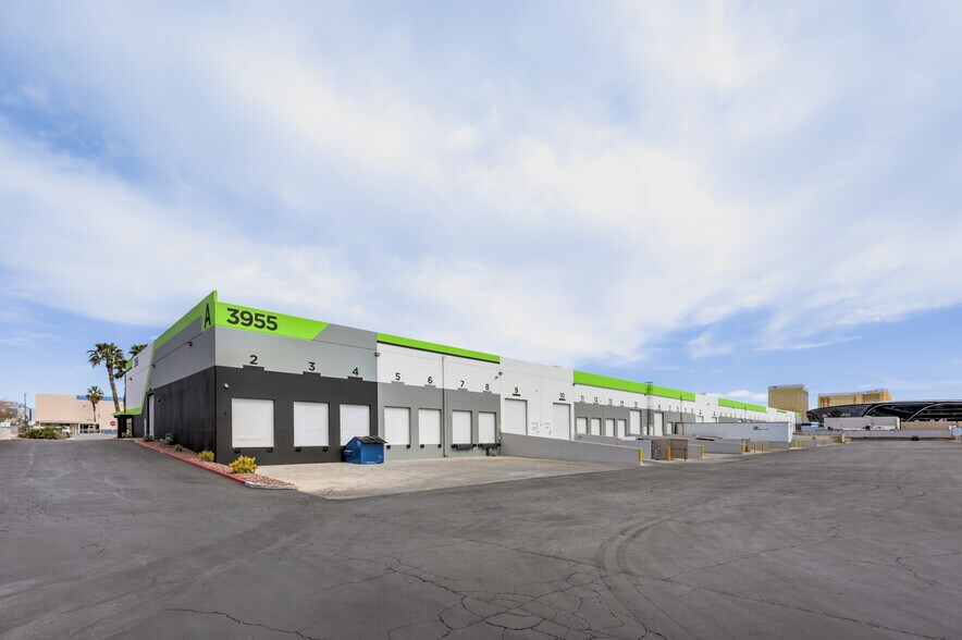 3955 W Mesa Vista Ave, Las Vegas, NV à louer - Photo de l’immeuble – Image 2 sur 9