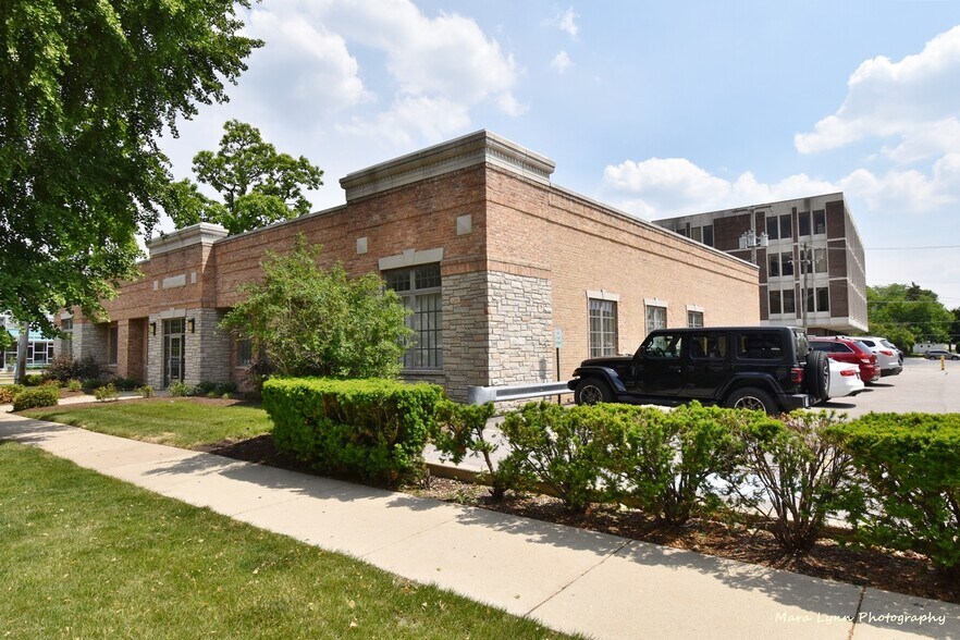 240 E Willow Ave, Wheaton, IL à louer - Photo de l’immeuble – Image 2 sur 70