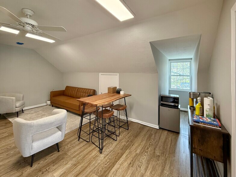 512 E Washington St, Chagrin Falls, OH à louer - Photo de l’immeuble – Image 2 sur 12