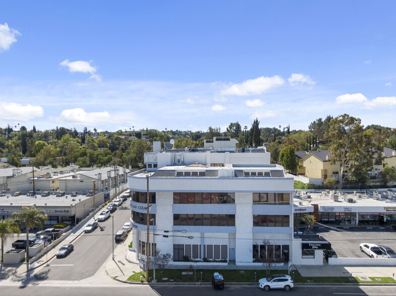 22900 Ventura Blvd, Woodland Hills, CA à louer - Photo de l’immeuble – Image 2 sur 6