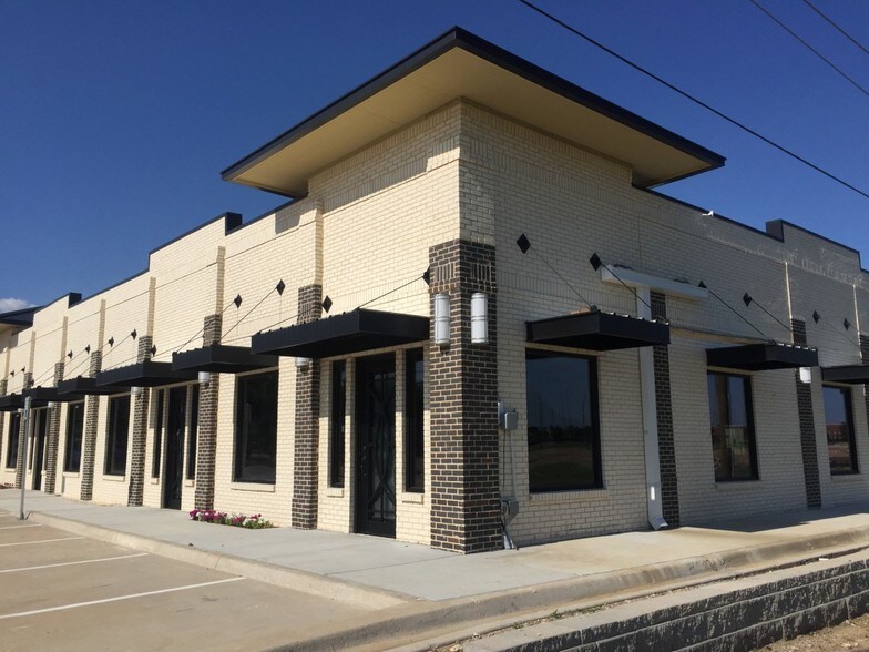 2414 Marsh Ln, Carrollton, TX à louer - Photo de l’immeuble – Image 2 sur 11