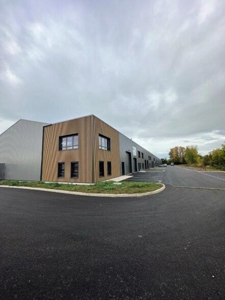 225 Avenue Des Marronniers, Bourgoin-Jallieu à louer - Photo de l’immeuble – Image 3 sur 21