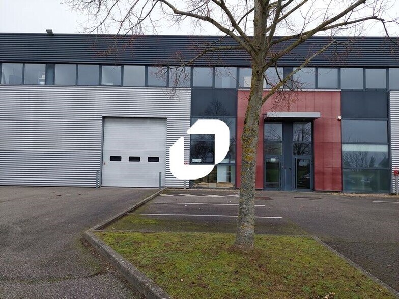 4 Rue Du Maréchal De Lattre De Tassigny, Élancourt à louer - Photo de l’immeuble – Image 2 sur 13