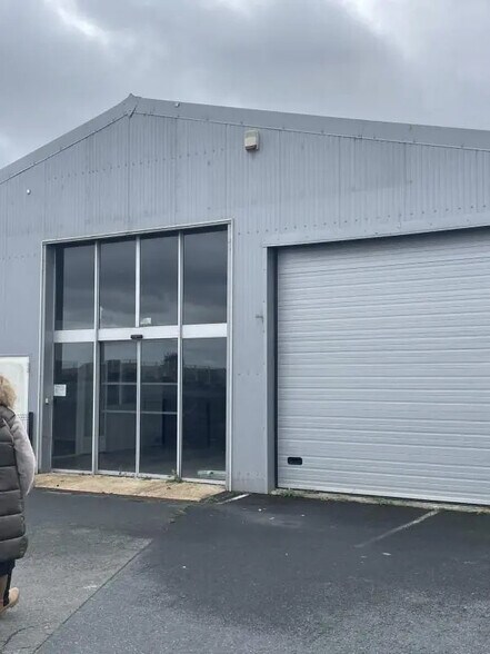 Local commercial dans Carpiquet à vendre - Photo de l’immeuble – Image 2 sur 4