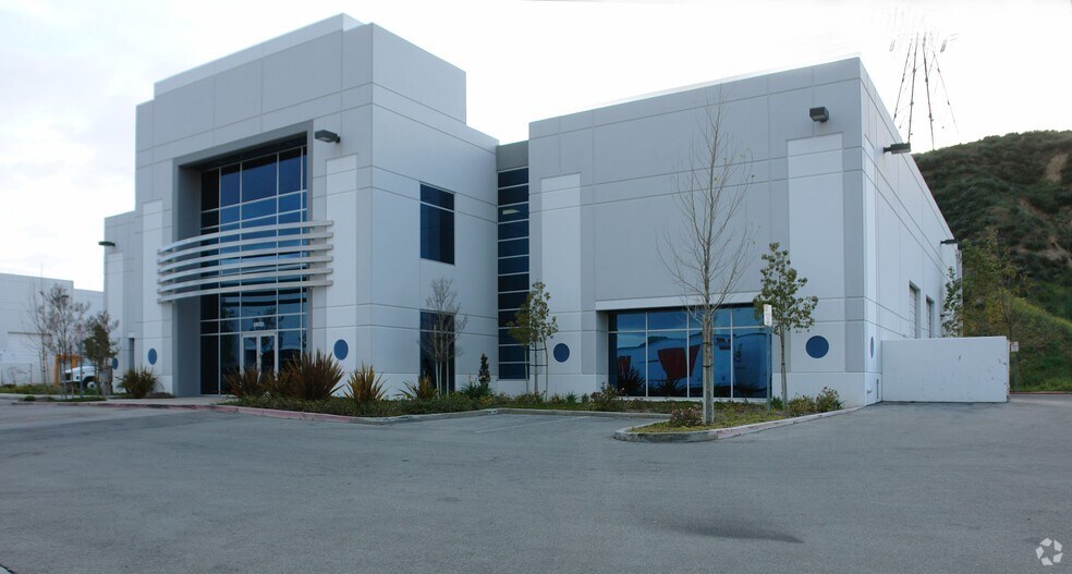 28010 Industry Dr, Santa Clarita, CA à louer - Photo principale – Image 2 sur 2