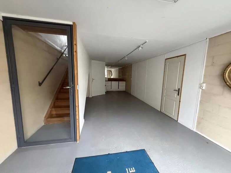 Local commercial dans Le Tourne à louer - Photo de l’immeuble – Image 2 sur 5