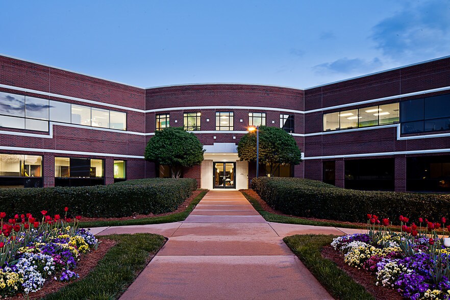 111 Corning Rd, Cary, NC à louer - Photo de l’immeuble – Image 1 sur 4