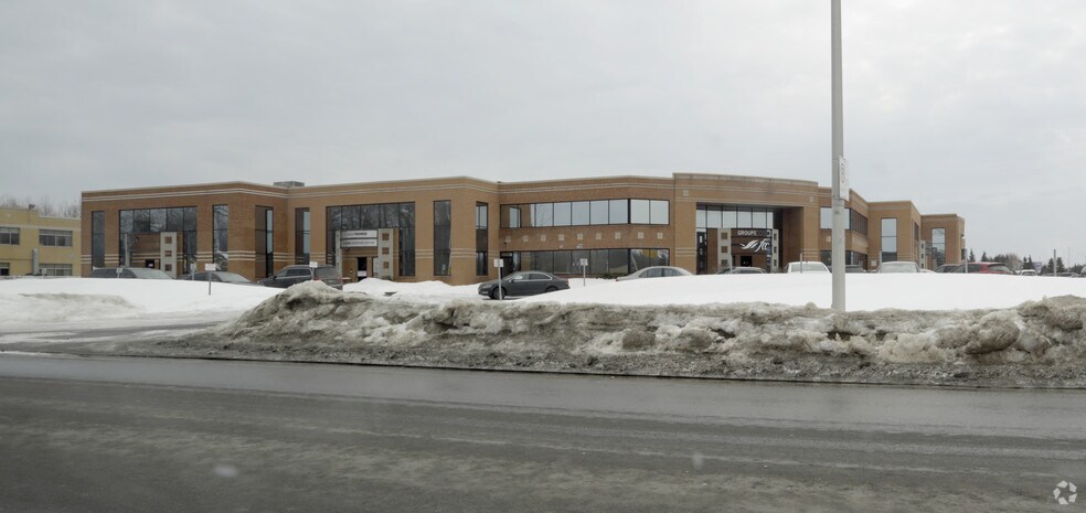 1060 Boul Michèle-Bohec, Blainville, QC à louer - Photo de l’immeuble – Image 3 sur 5