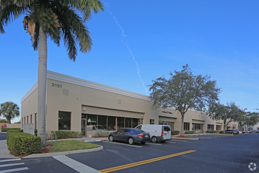 2101 Centrepark West Dr, West Palm Beach, FL à louer - Photo principale – Image 1 sur 4