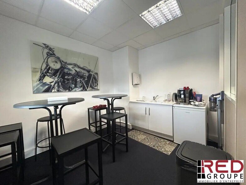 Bureau dans Le Tholonet à louer - Photo de l’immeuble – Image 3 sur 6