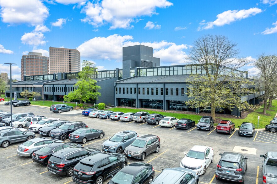 2625 Butterfield Rd, Oak Brook, IL à louer - Photo de l’immeuble – Image 3 sur 31
