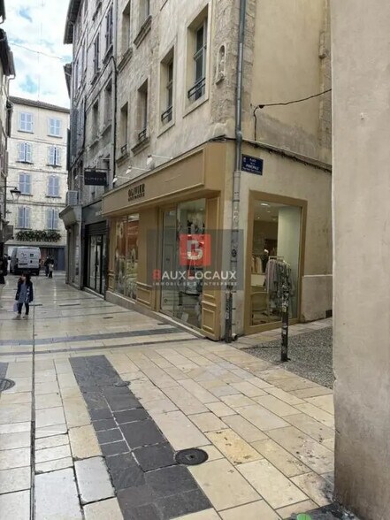 Local commercial dans Avignon à louer - Photo de l’immeuble – Image 1 sur 5