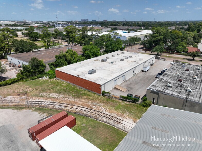 2821 W 11th St, Houston, TX à louer - Photo de l’immeuble – Image 3 sur 15