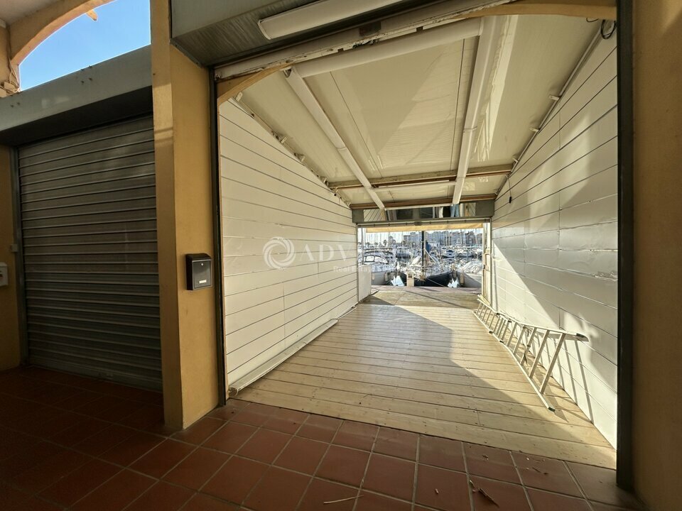 Local commercial dans Gruissan à louer Photo de l’immeuble– Image 1 sur 8