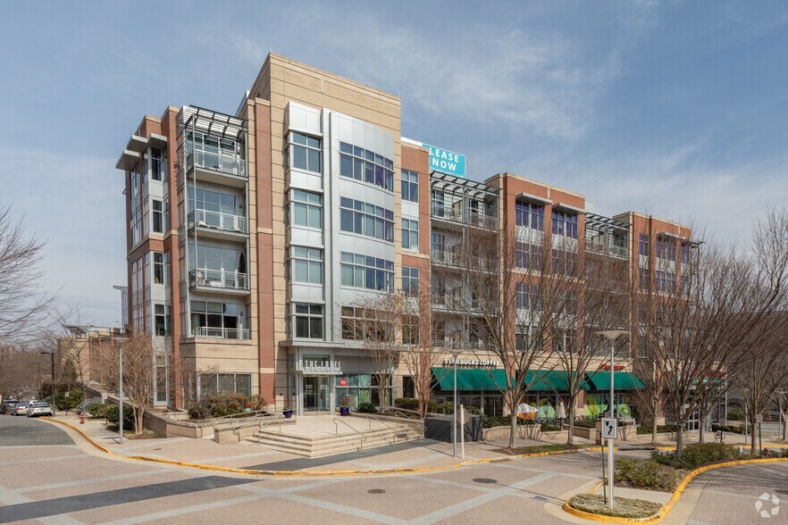 8210 Crestwood Heights Dr, McLean, VA à louer - Photo principale – Image 1 sur 50