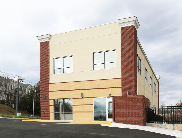 9261 Plaskett Ln, Lorton, VA à louer - Photo de l’immeuble – Image 3 sur 11