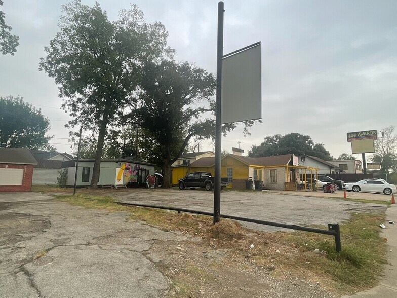 2615- 2619 North Fwy portefeuille de 3 biens à vendre sur LoopNet.fr - Photo de l’immeuble – Image 2 sur 7