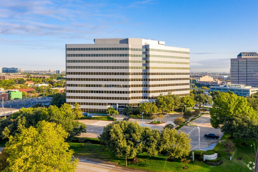105 Decker Ct, Irving, TX à louer - Photo de l’immeuble – Image 2 sur 21