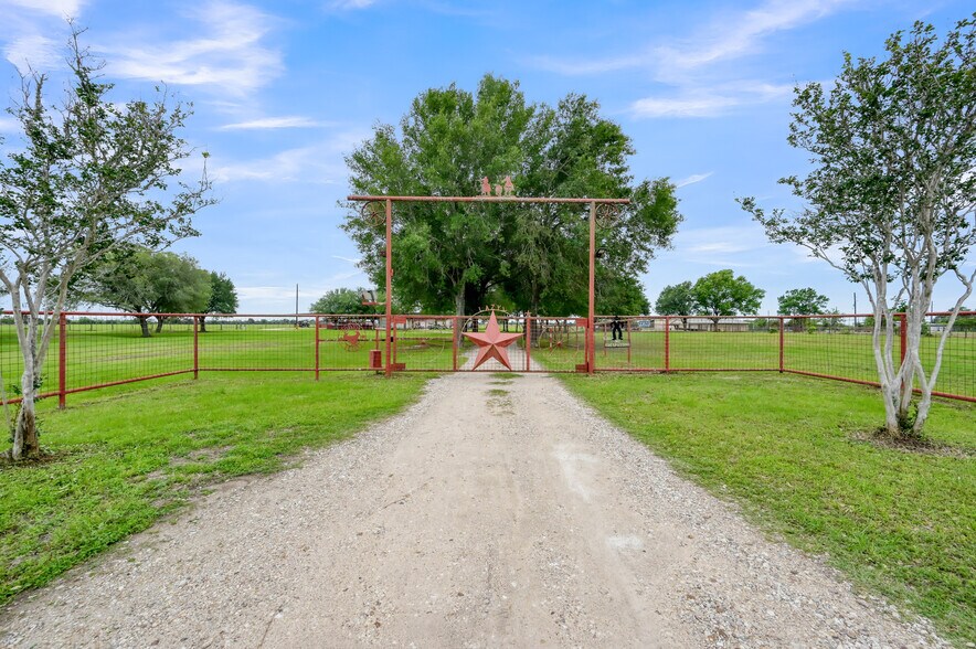 33633 Mayer Rd, Waller, TX à vendre - Photo de l’immeuble – Image 2 sur 49