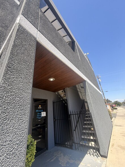 108 E Mill Ave, Porterville, CA à louer - Photo de l’immeuble – Image 3 sur 9
