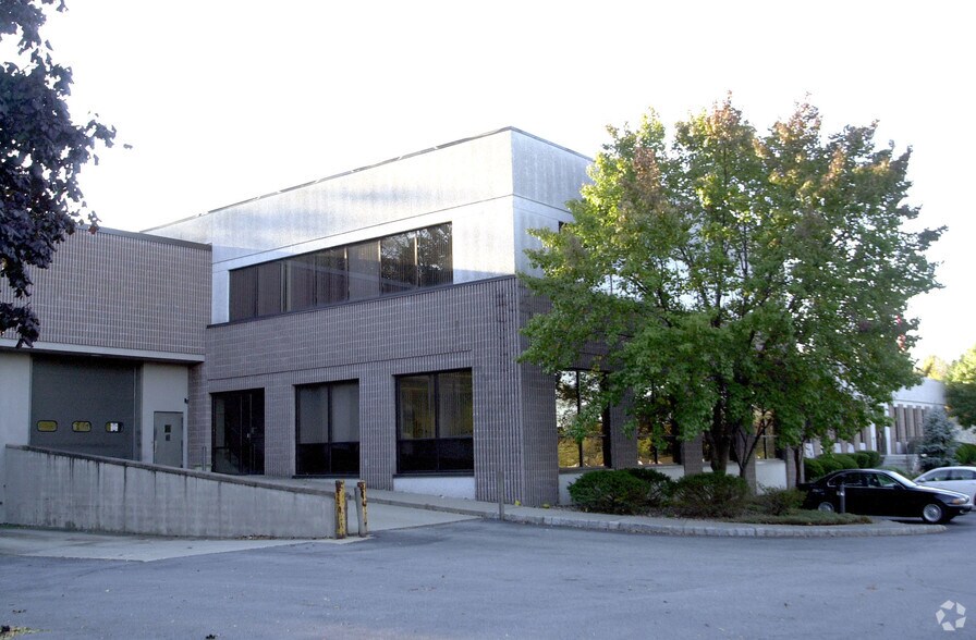 11 York Ave, West Caldwell, NJ à louer - Photo de l’immeuble – Image 3 sur 20
