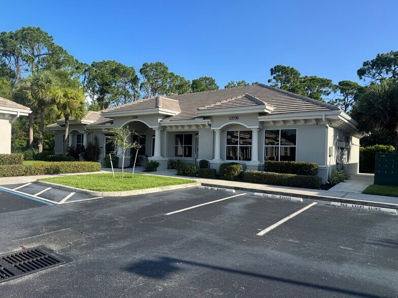 13730 Cypress Terrace Cir, Fort Myers, FL à vendre - Photo de l’immeuble – Image 2 sur 26