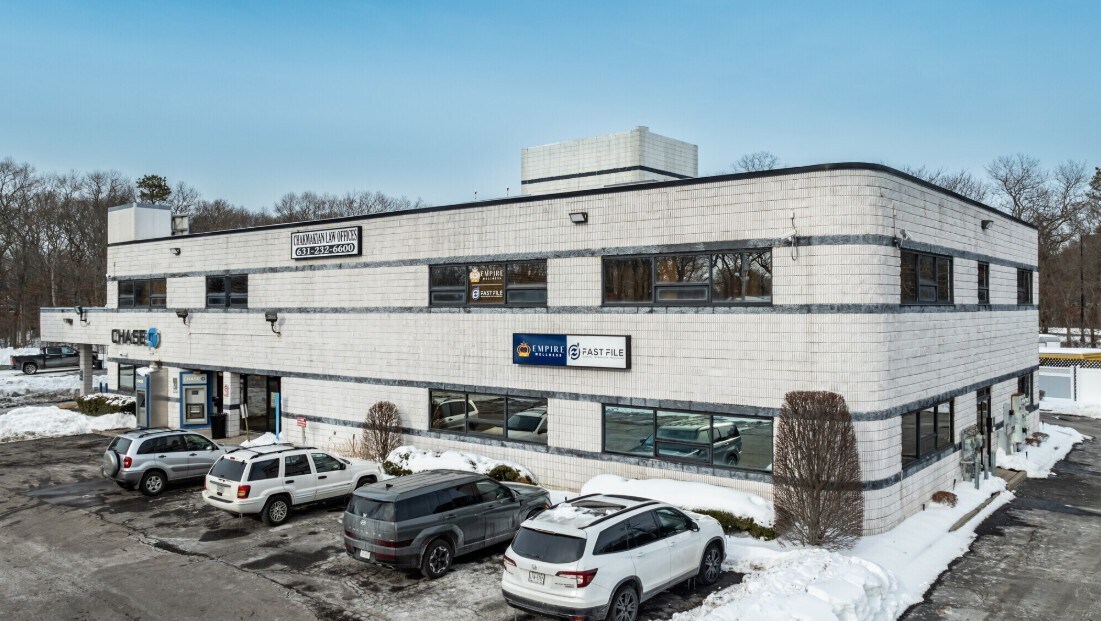 991 Main St, Holbrook, NY à louer Photo principale– Image 1 sur 9