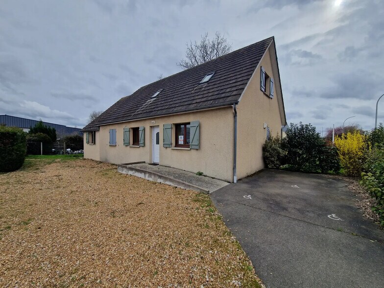 Local d'activités dans Lucé à vendre - Photo de l’immeuble – Image 2 sur 7