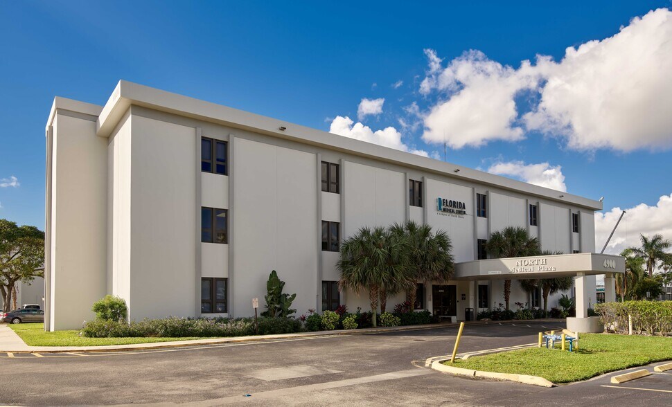 4900 W Oakland Park Blvd, Lauderdale Lakes, FL à louer - Photo de l’immeuble – Image 2 sur 11