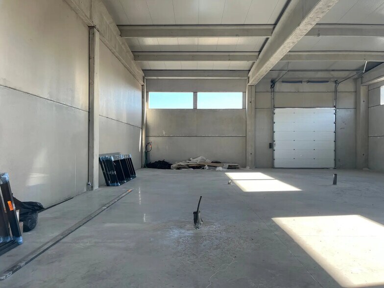 Local d'activités dans Puget-sur-Argens à vendre - Photo de l’immeuble – Image 2 sur 5