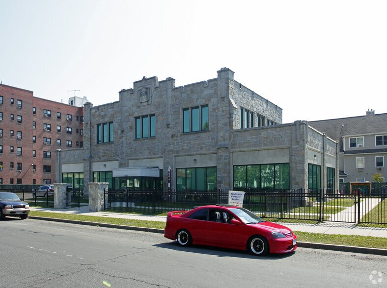1027 Fairfield Ave, Bridgeport, CT à louer - Photo principale – Image 1 sur 9