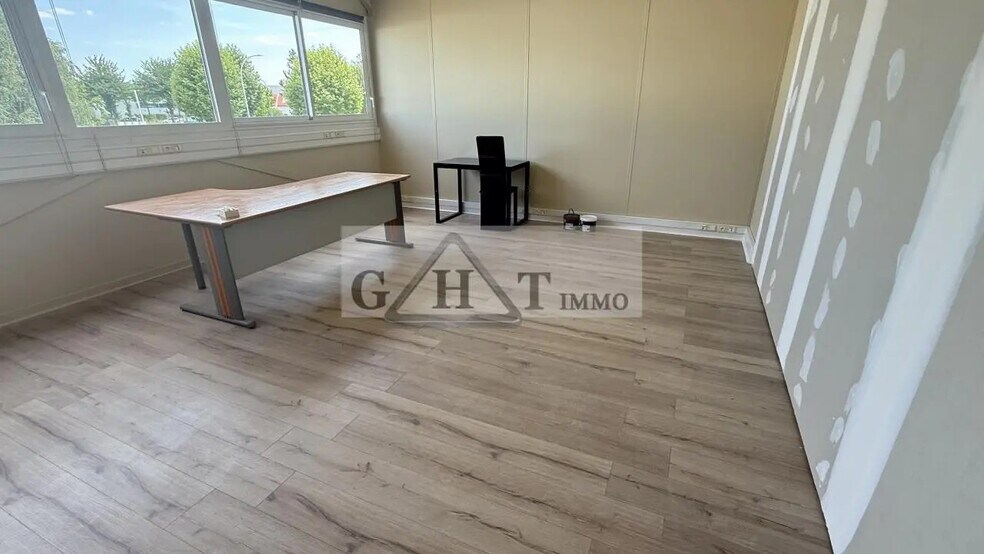 Bureau dans Quincy-Voisins à louer - Photo de l’immeuble – Image 1 sur 7