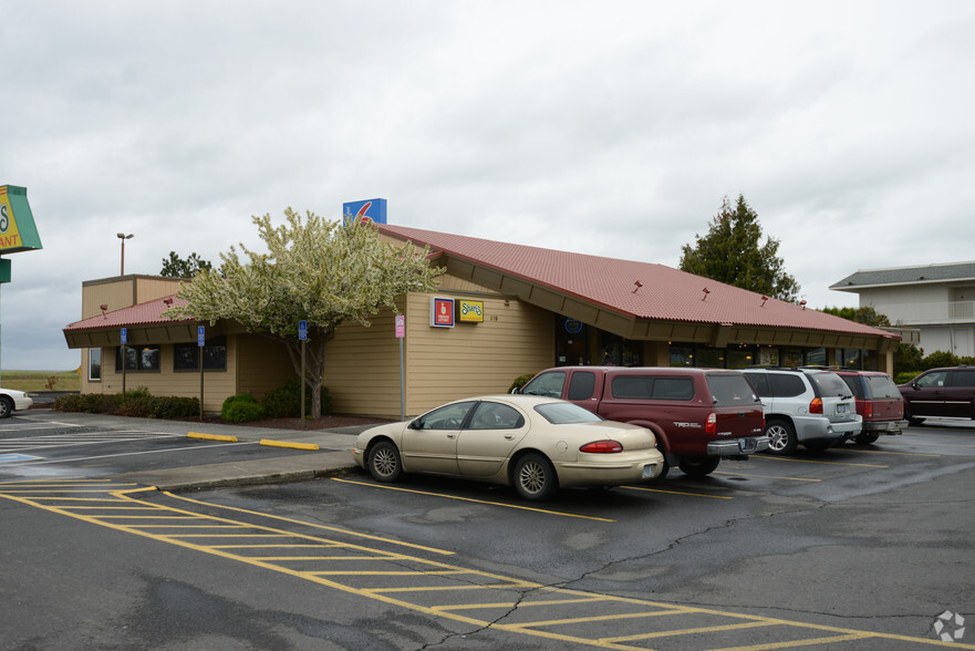 319 SE Nye Ave, Pendleton, OR à louer - Photo principale – Image 1 sur 15
