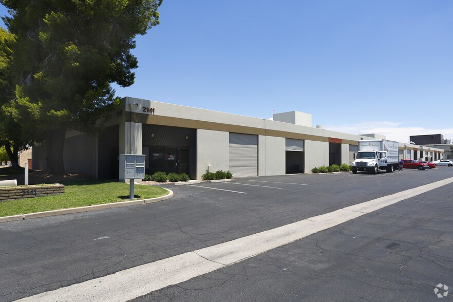 2141 S Industrial Park Ave, Tempe, AZ à louer - Photo de l’immeuble – Image 2 sur 17