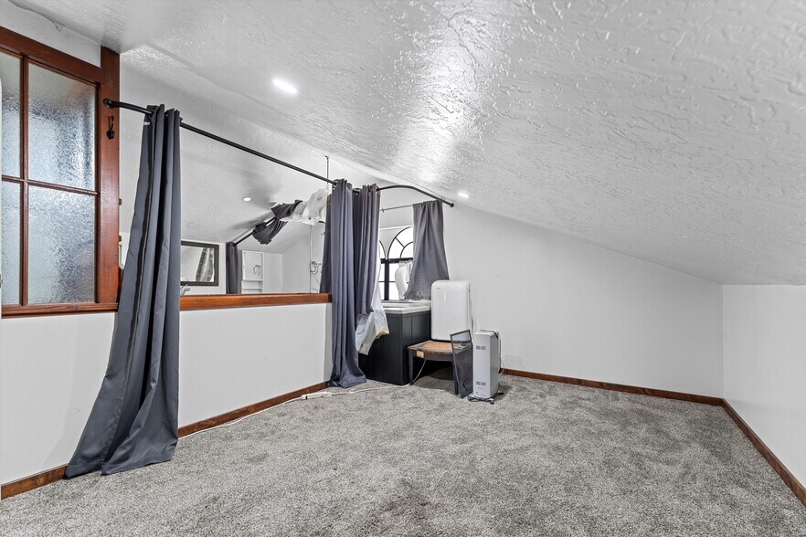 17539 Elizabeth Lake Rd, Lake Hughes, CA à vendre - Photo intérieure – Image 3 sur 67