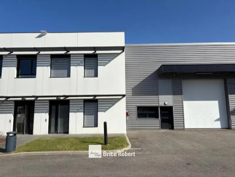 35-37 Rue Emile Zola, Décines-Charpieu à louer - Photo de l’immeuble – Image 2 sur 5
