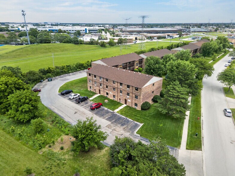 450 Perrie Dr, Elk Grove Village, IL à vendre - Photo de l’immeuble – Image 2 sur 20