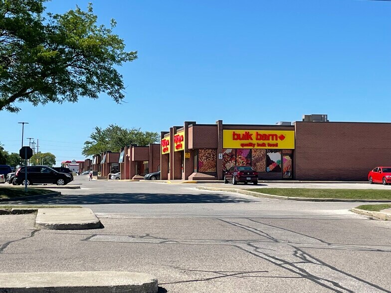 1362 Lambton Mall Rd, Sarnia, ON à louer - Photo de l’immeuble – Image 2 sur 6