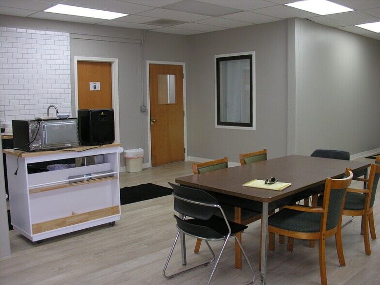 220 W Wayne St, Kendallville, IN à louer - Photo de l’immeuble – Image 3 sur 14