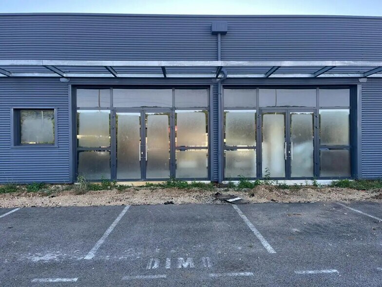 Local commercial dans Châtillon-le-Duc à louer - Photo de l’immeuble – Image 1 sur 5