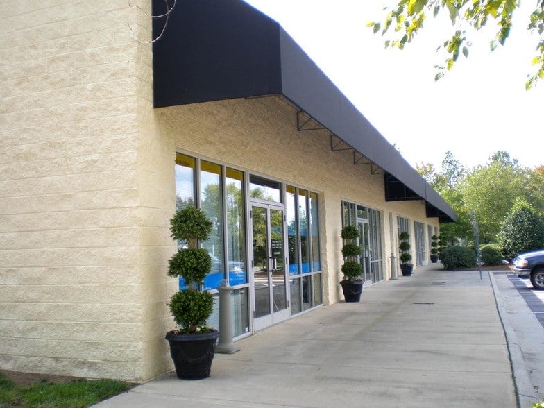 2315 Lynn Rd, Raleigh, NC à louer - Photo principale – Image 1 sur 1