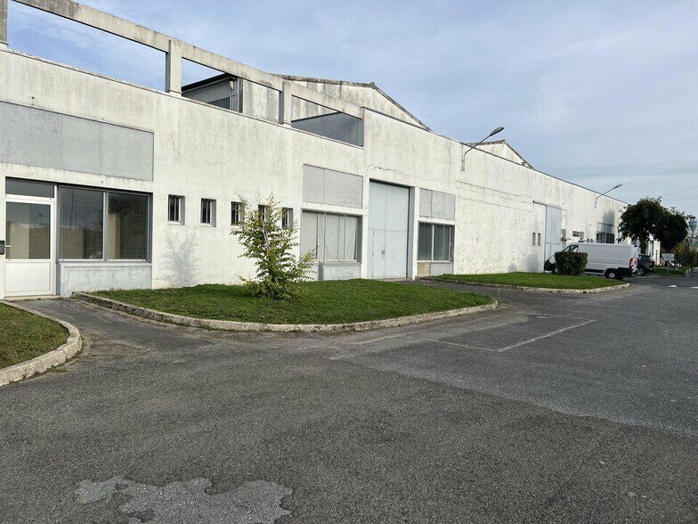 Local d’activités dans Saint-Martin-sur-le-Pré à louer - Photo de l’immeuble – Image 1 sur 3