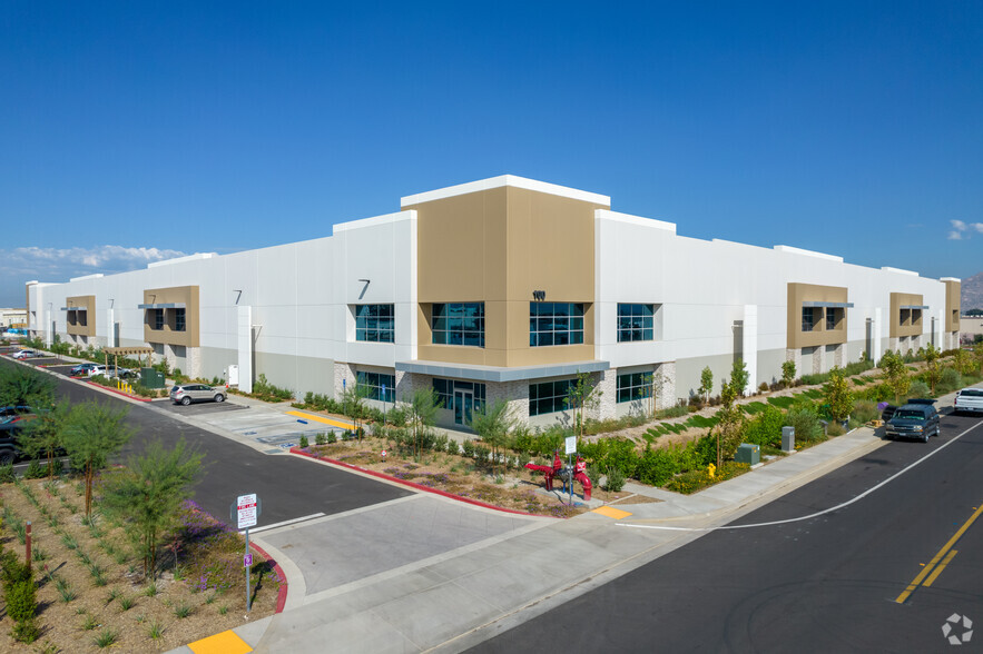 100 W Walnut Ave, Perris, CA à louer - Photo principale – Image 1 sur 8