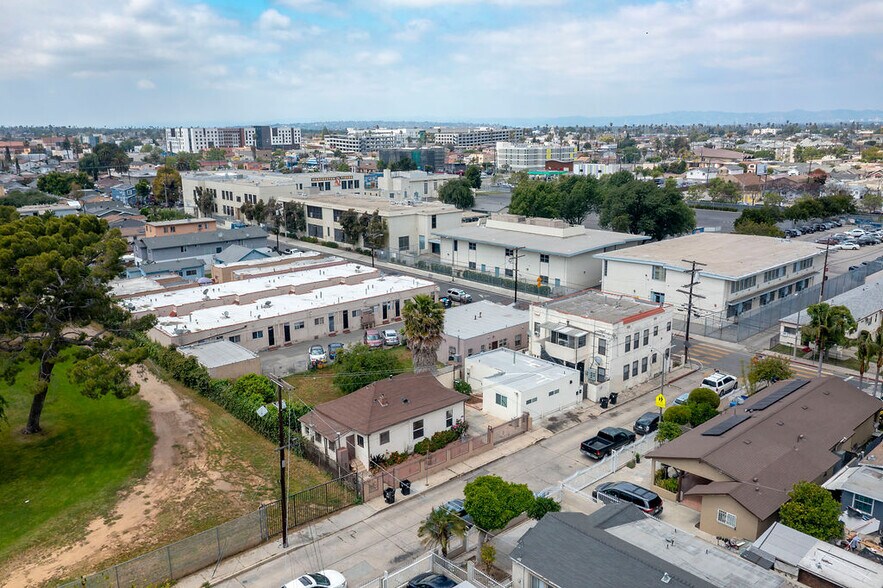 8715 Regina Ct, Los Angeles, CA à vendre - Photo de l’immeuble – Image 3 sur 11