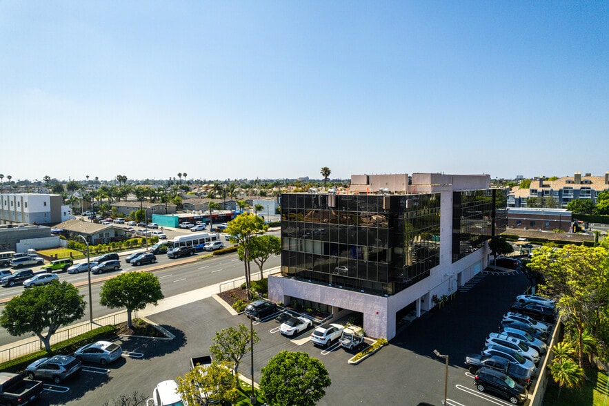 20422 Beach Blvd, Huntington Beach, CA à vendre - Photo de l’immeuble – Image 2 sur 19