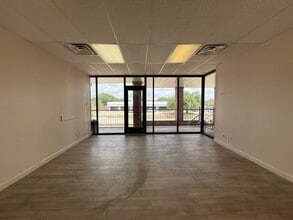 614 S Edmonds Ln, Lewisville, TX à louer Photo intérieure– Image 2 sur 10
