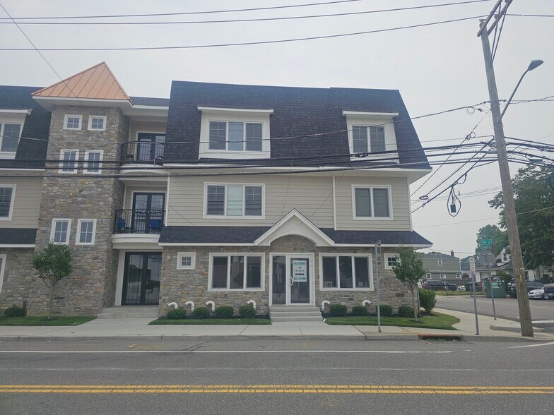 400 Oak St, Copiague, NY à louer - Photo de l’immeuble – Image 3 sur 21