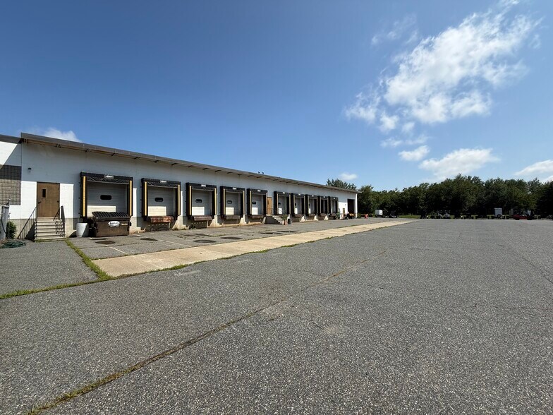 221 Cherry St, Shrewsbury, MA à louer - Photo de l’immeuble – Image 3 sur 8