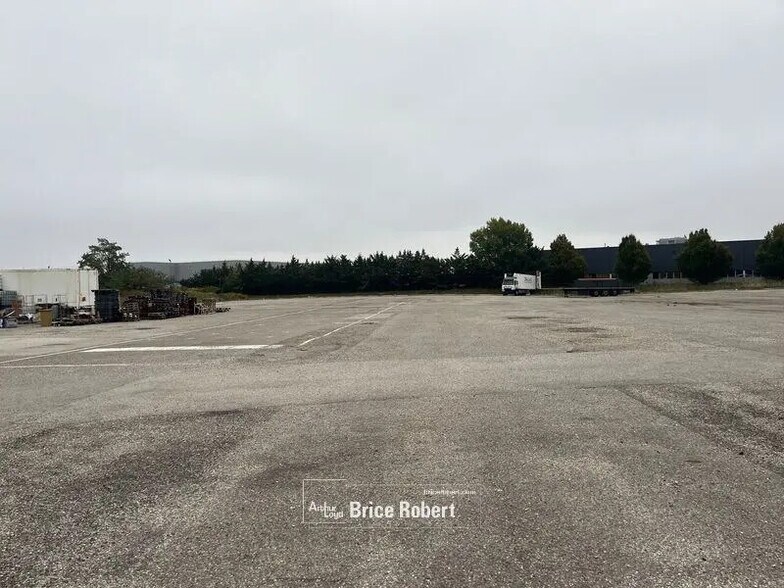 Bureau dans Saint-Priest à louer - Photo de l’immeuble – Image 2 sur 5